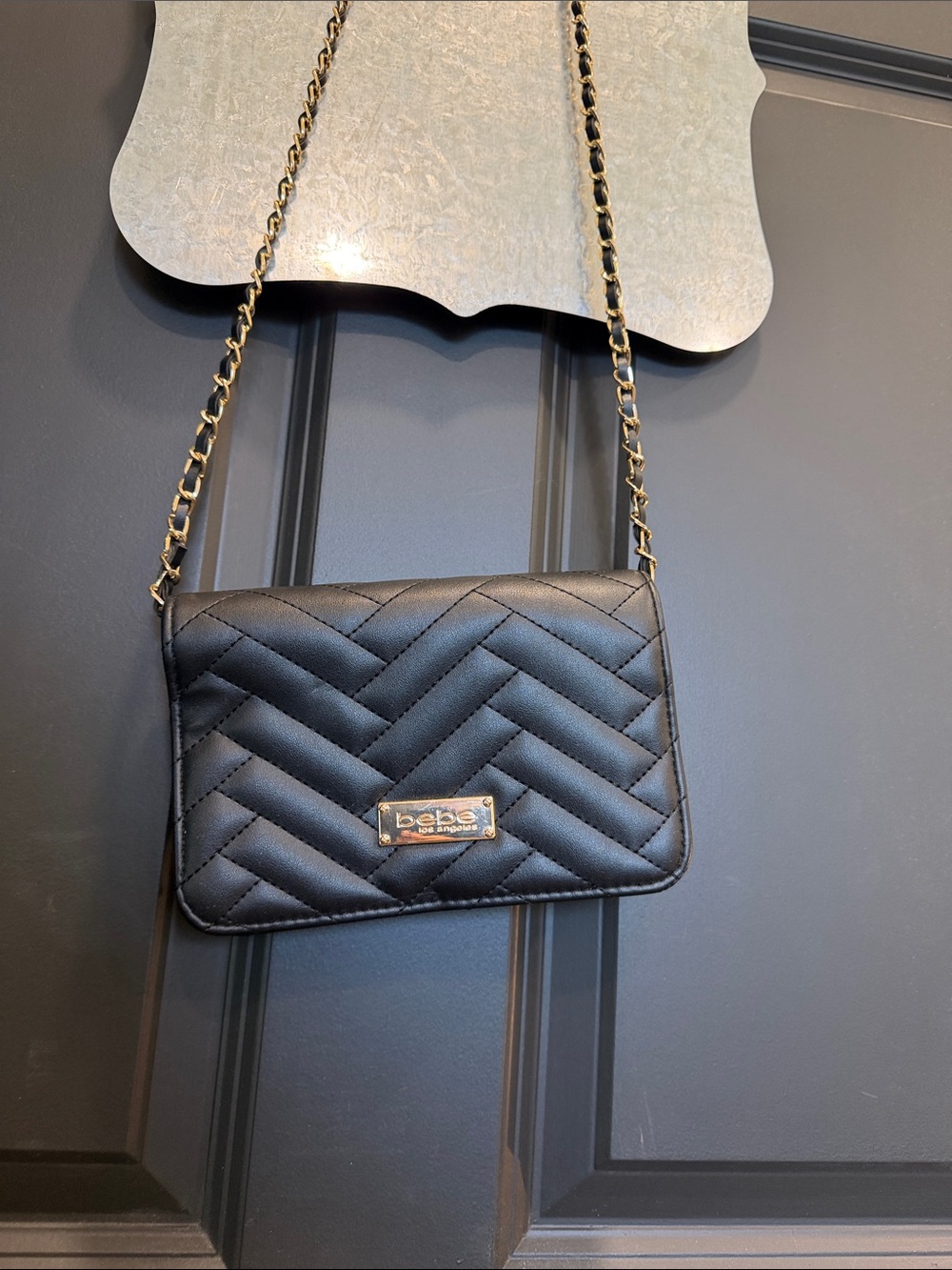 *NEW* bebe Black Quilted Crossbody with Gold Chain - Picture 1 of 3